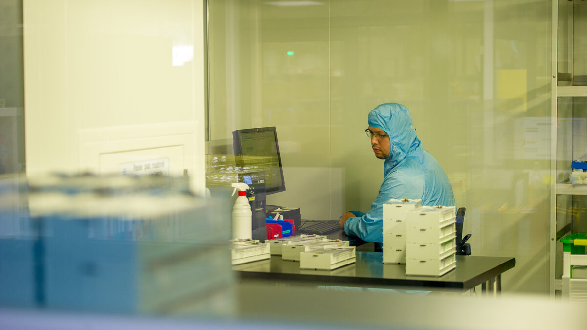 Contrôles qualité en salle blanche Saphir Industrie