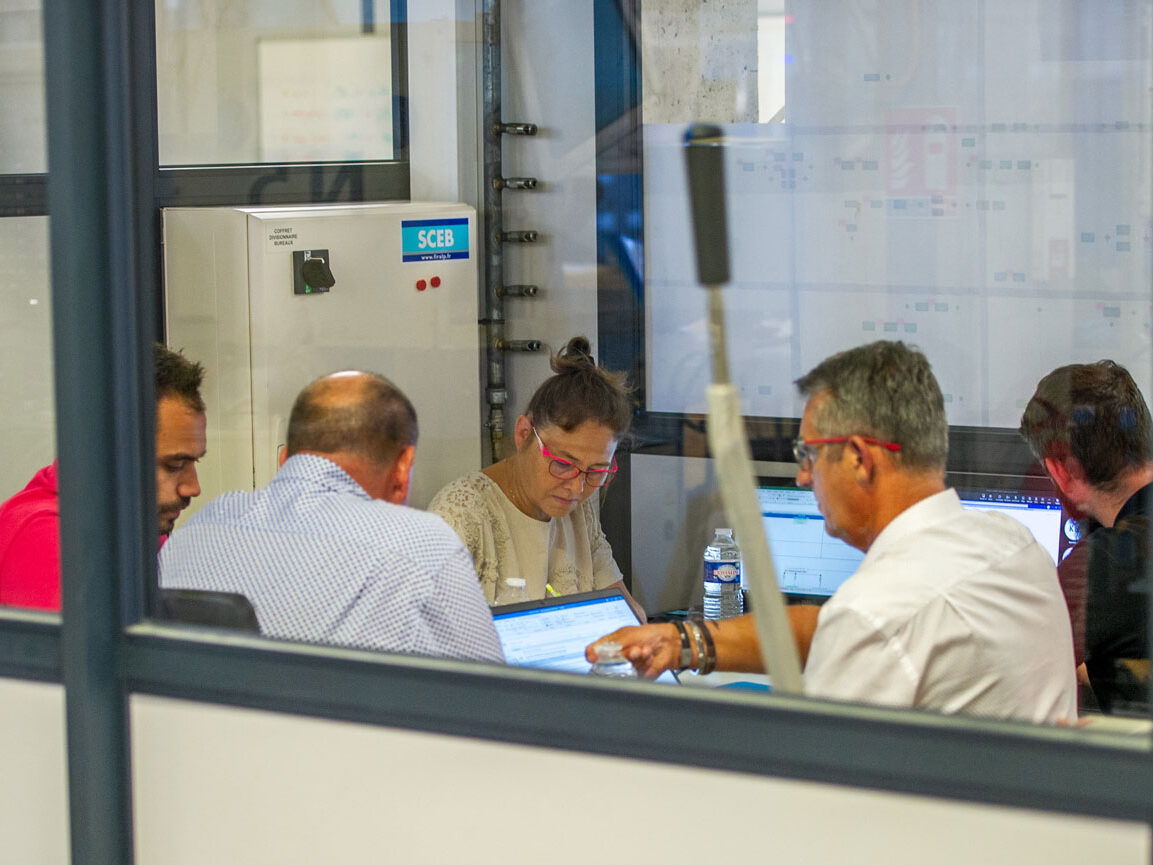 Une équipe responsable de toutes les étapes critiques du processus de production industrielle